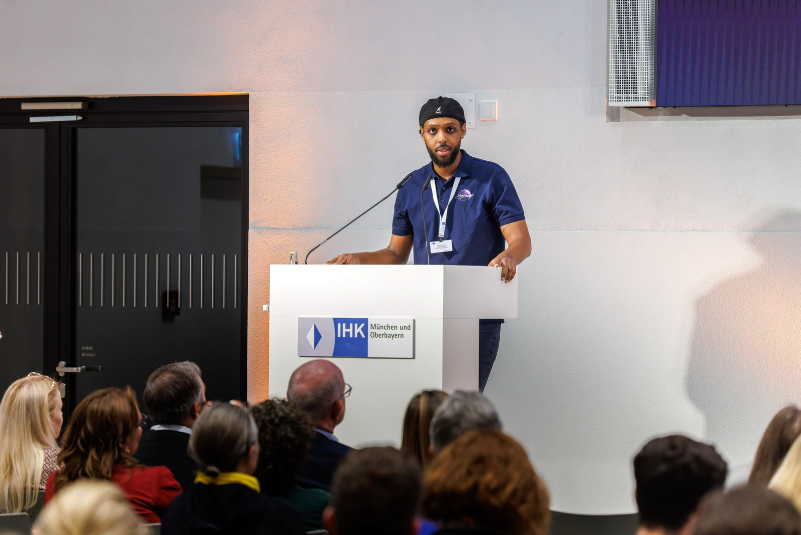 Mahdy Mohamed spricht vor vollem Saal in der IHK München